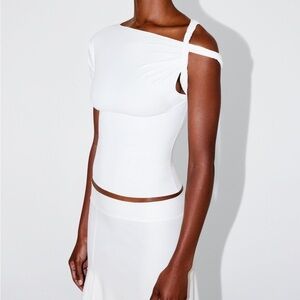 Khy sleek stretch twisted top brand new